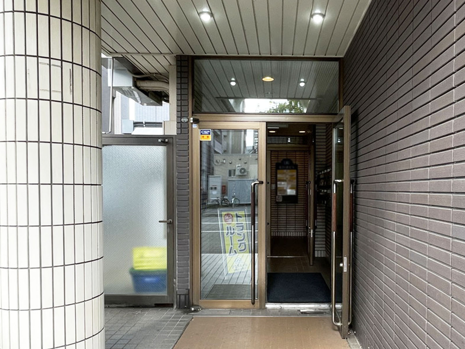 オフィスビル出入口