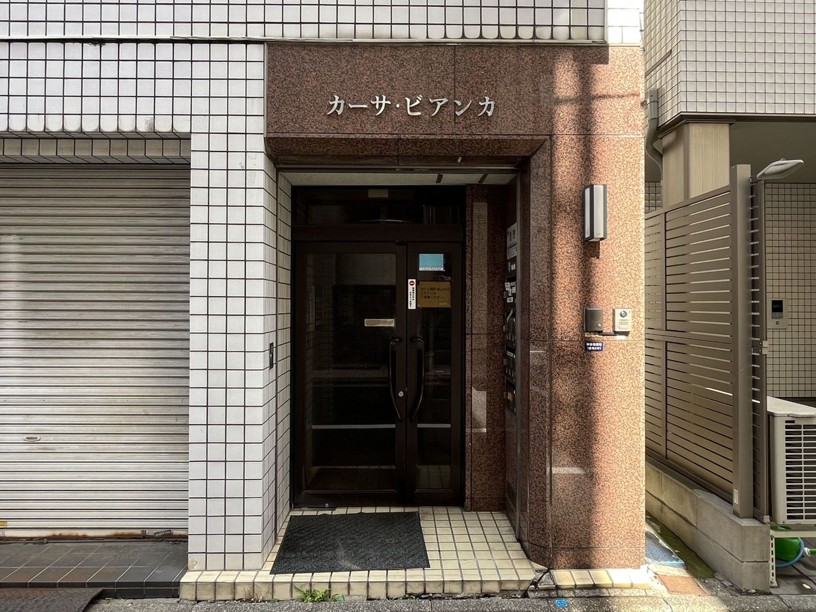 オフィスビル出入口