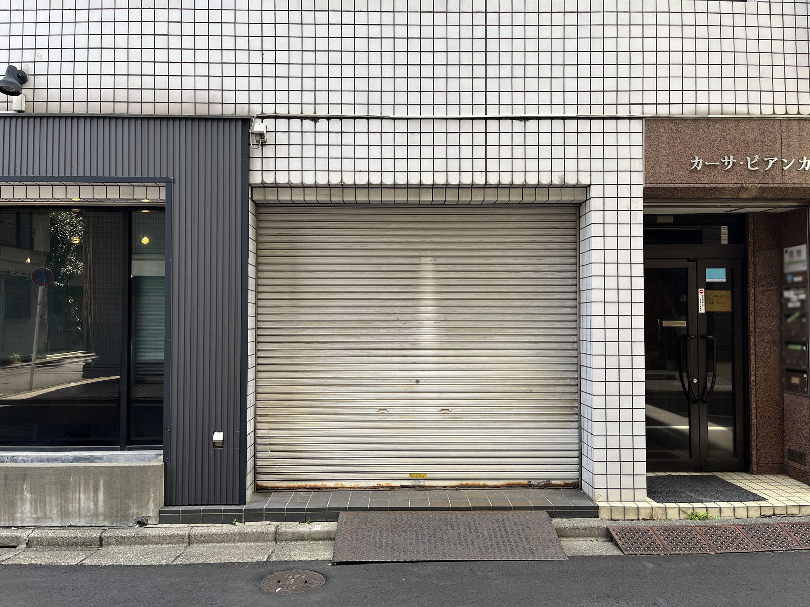 テナント出入口
