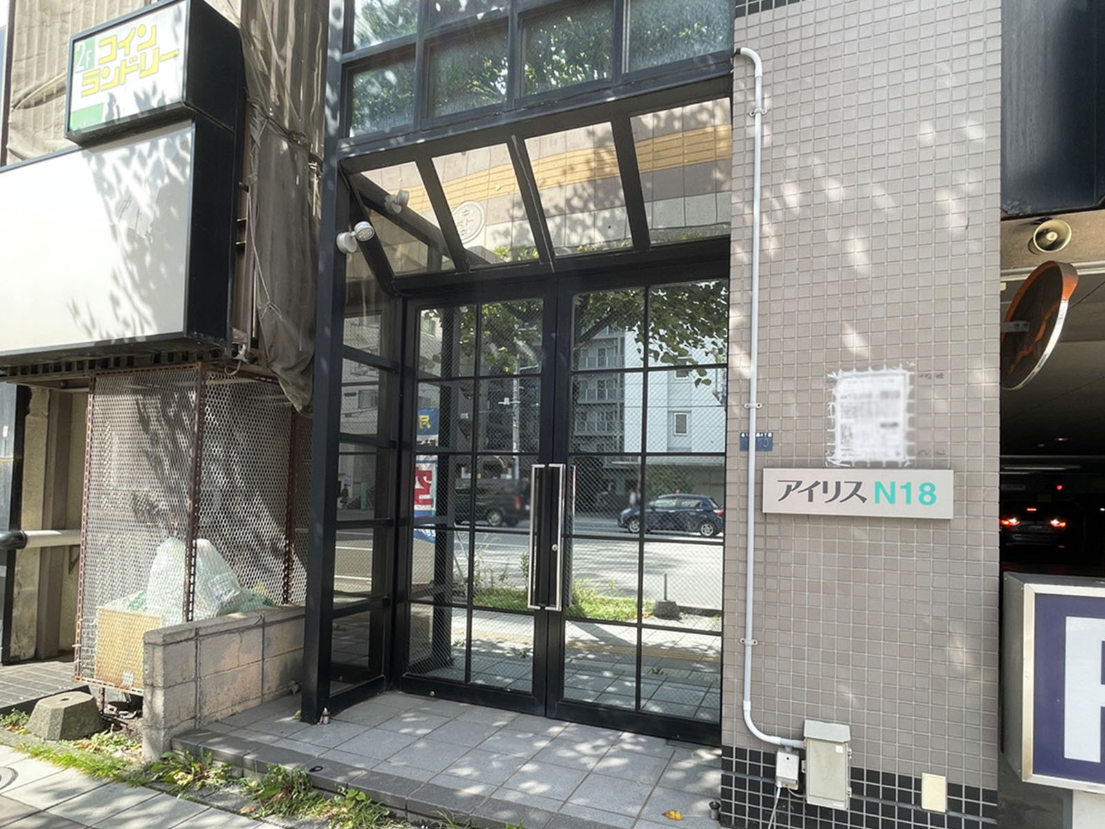 オフィスビル出入口