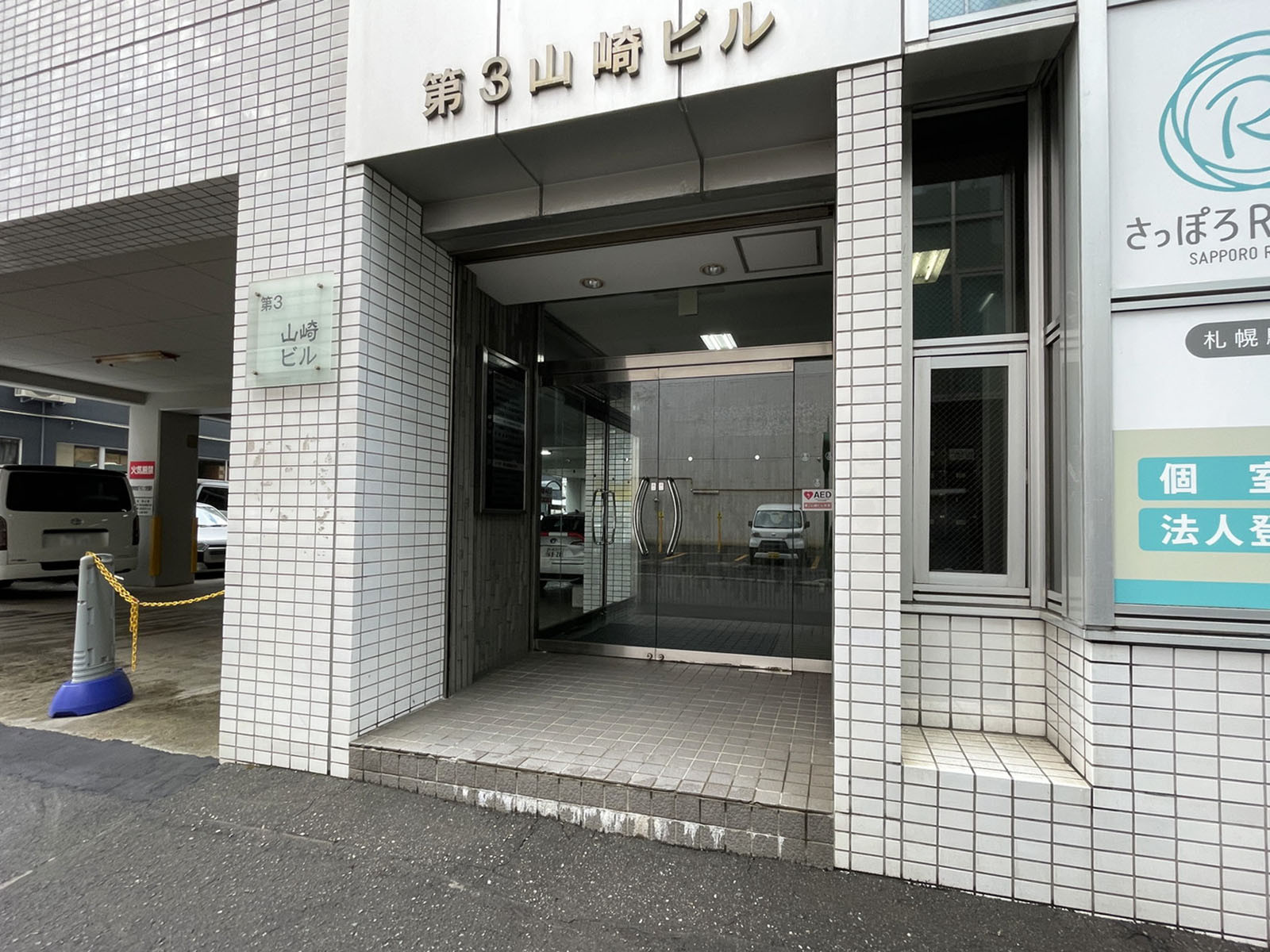 オフィスビル出入口