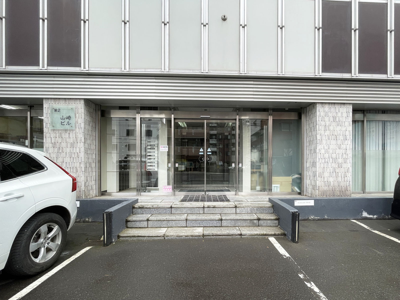 オフィスビル出入口