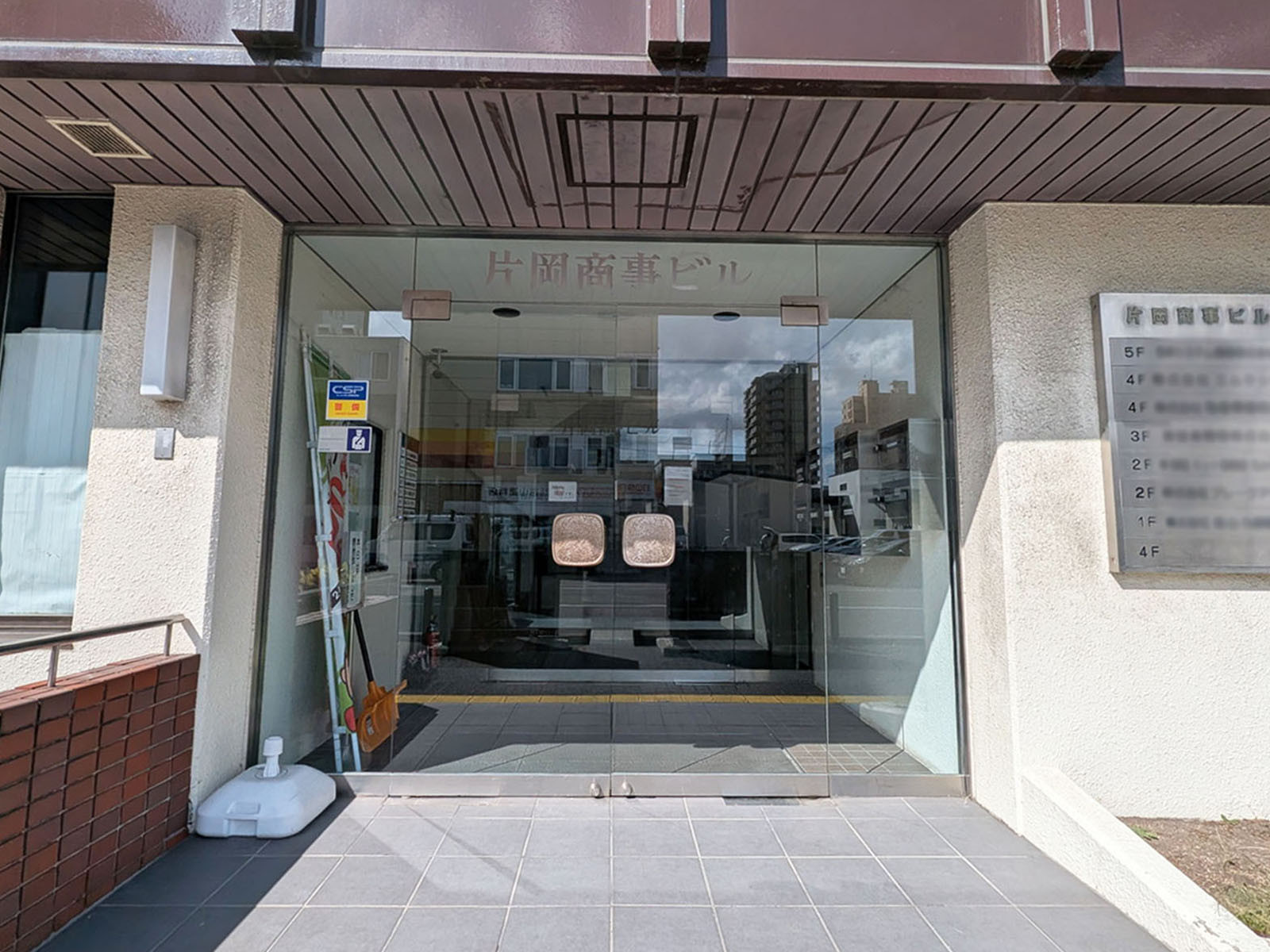 オフィスビル出入口