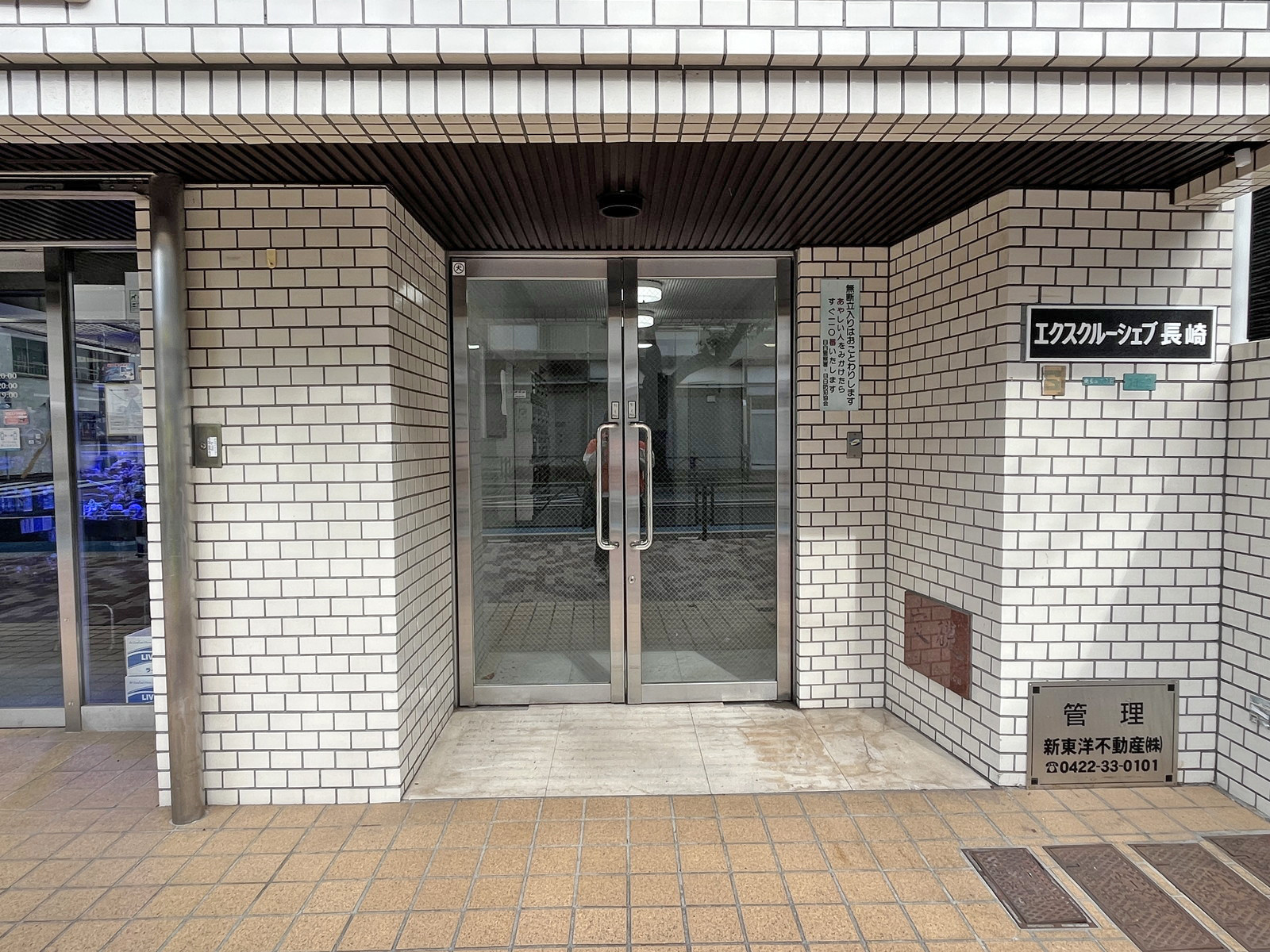 オフィスビル出入口