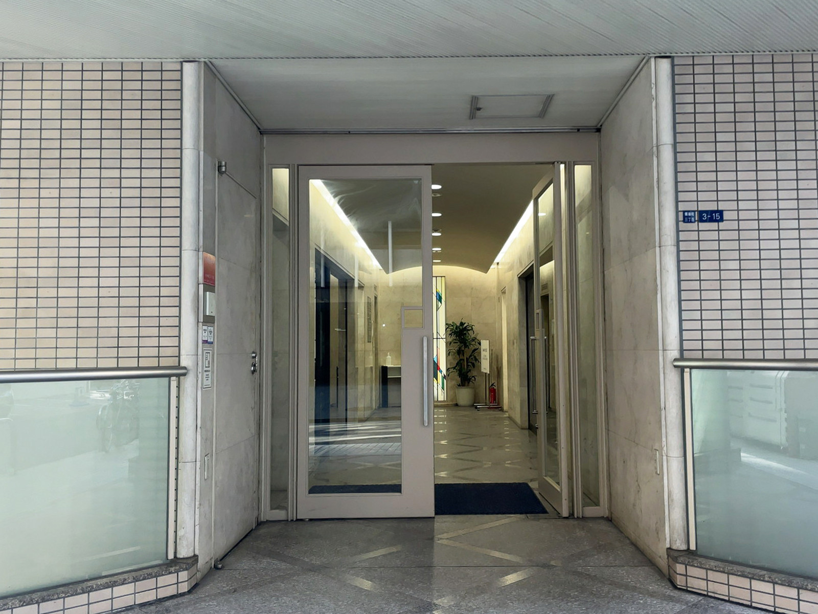 オフィスビル出入口