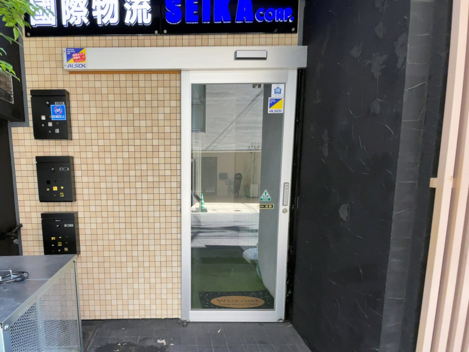 オフィスビル出入口