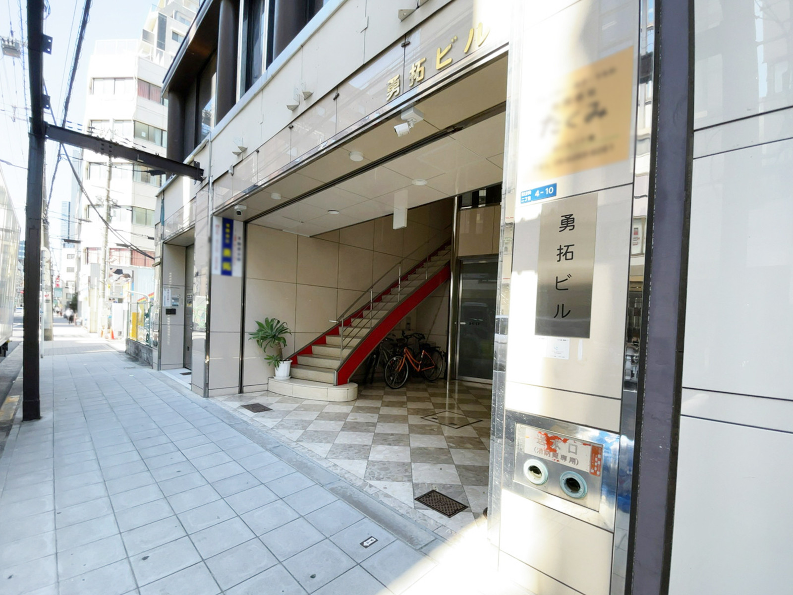 オフィスビル出入口