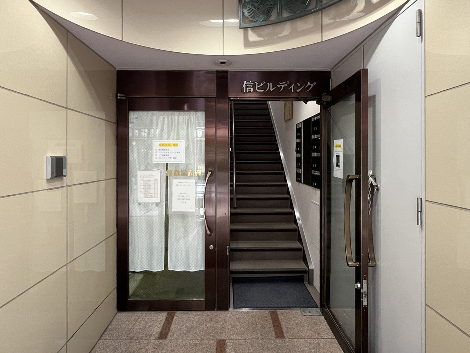 オフィスビル出入口