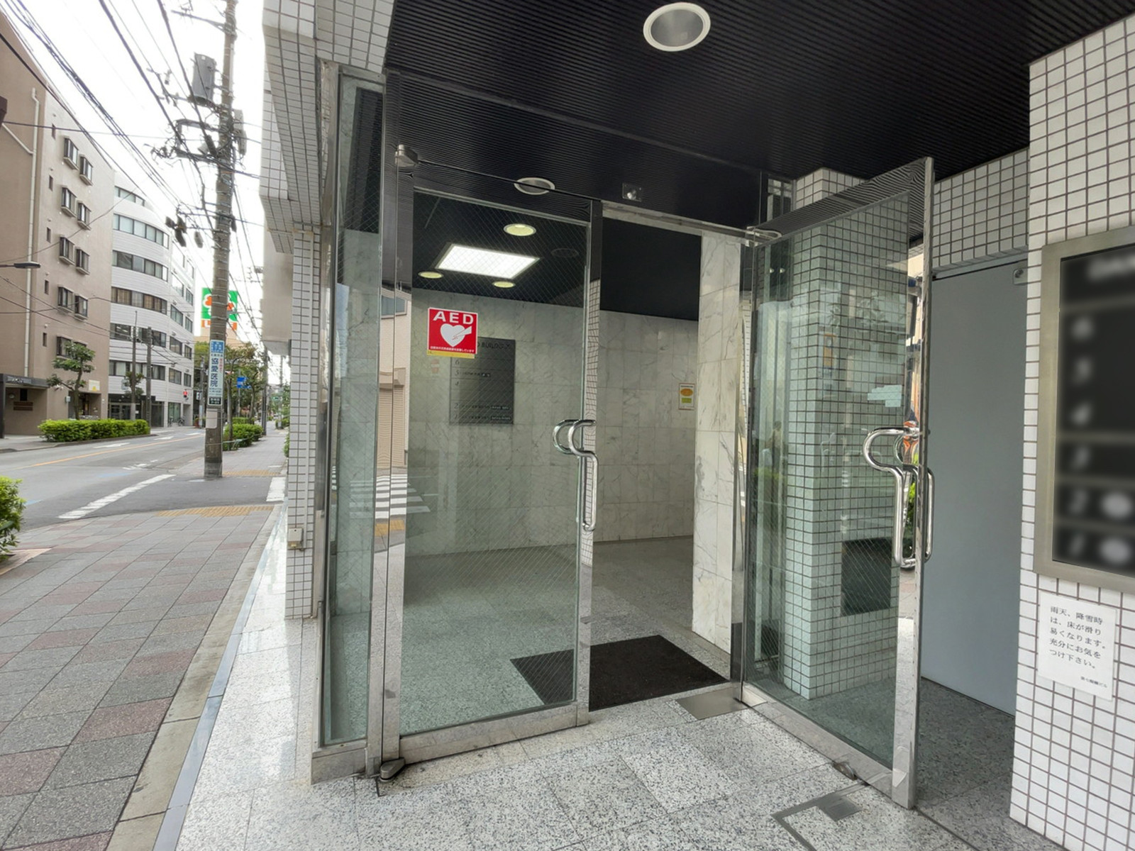 オフィスビル出入口
