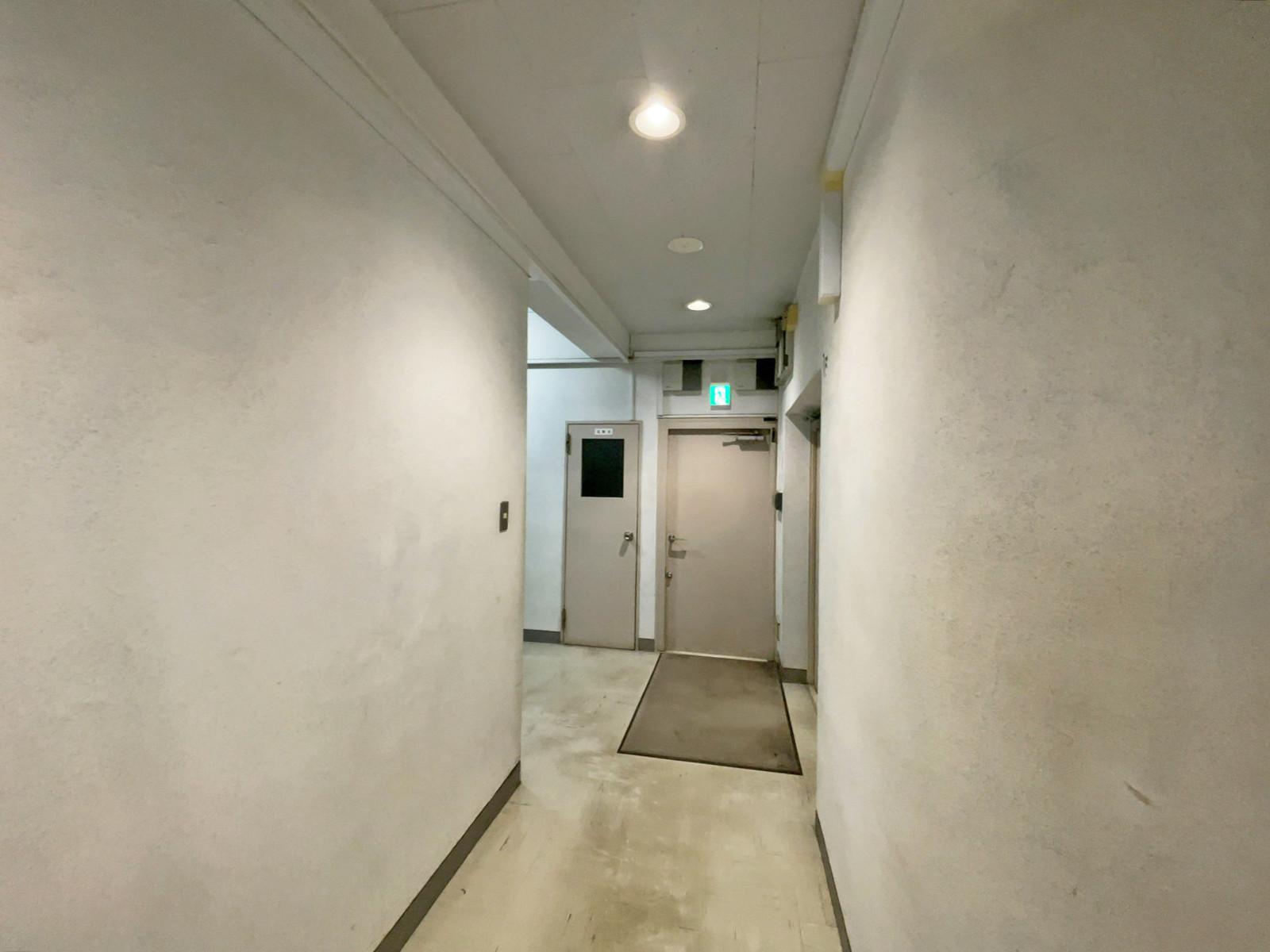 エレベーターまでの通路