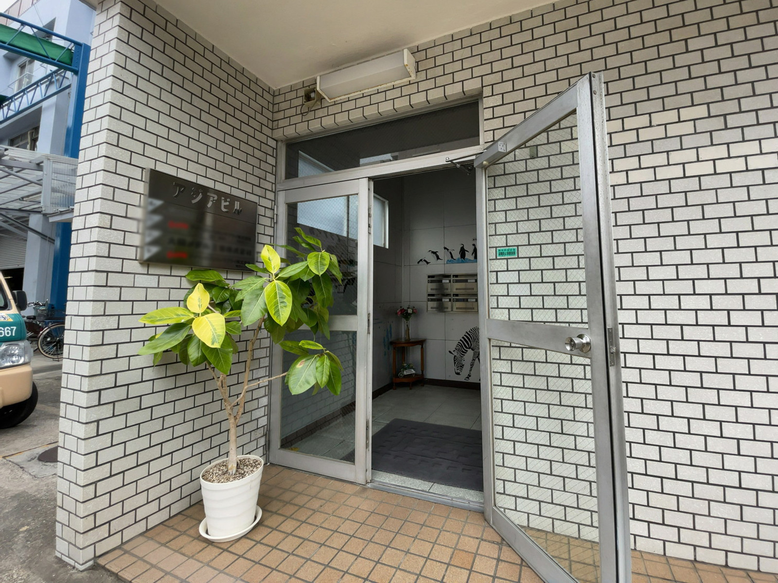 オフィスビル出入口