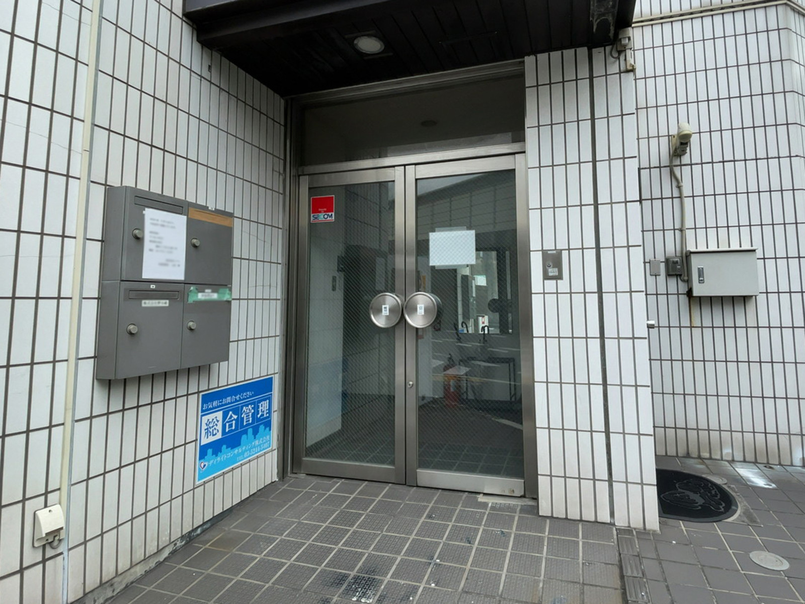 オフィスビル出入口