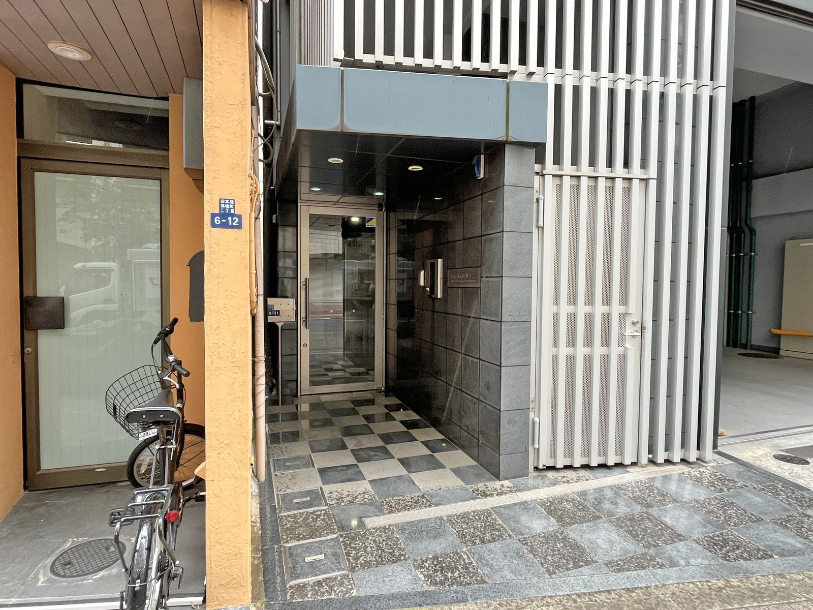 オフィスビル出入口