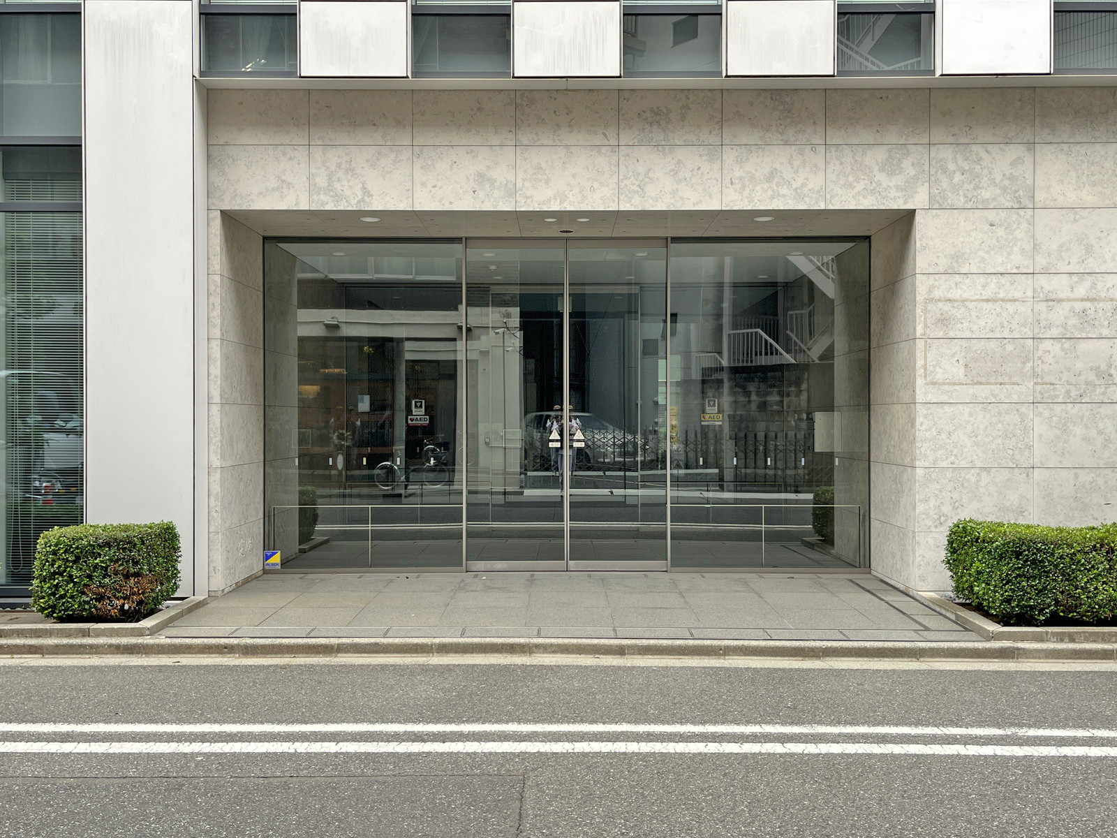 オフィスビル出入口