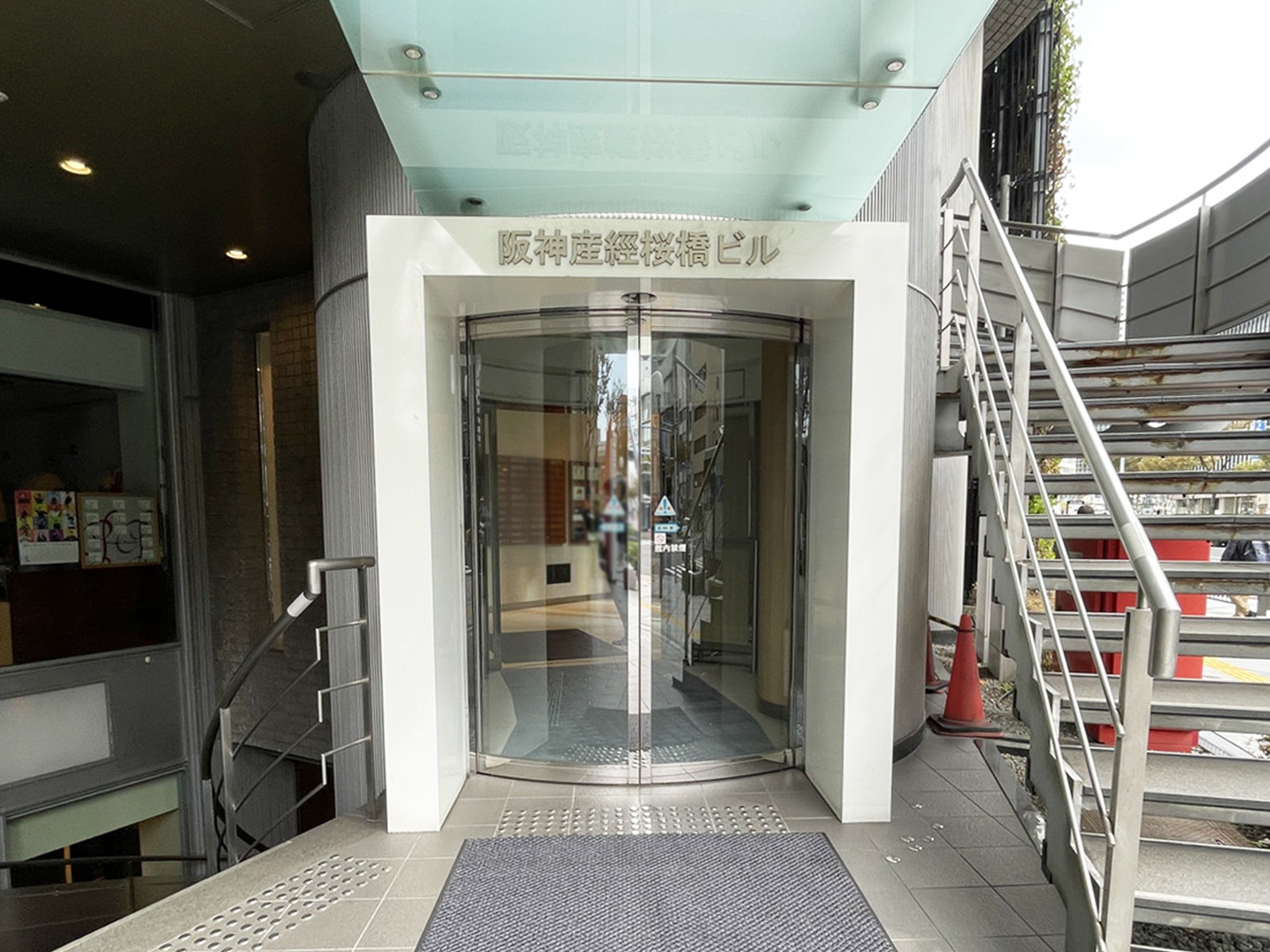 オフィスビル出入口