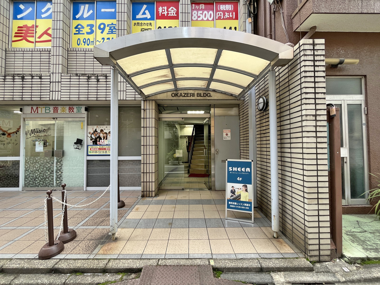 オフィスビル出入口