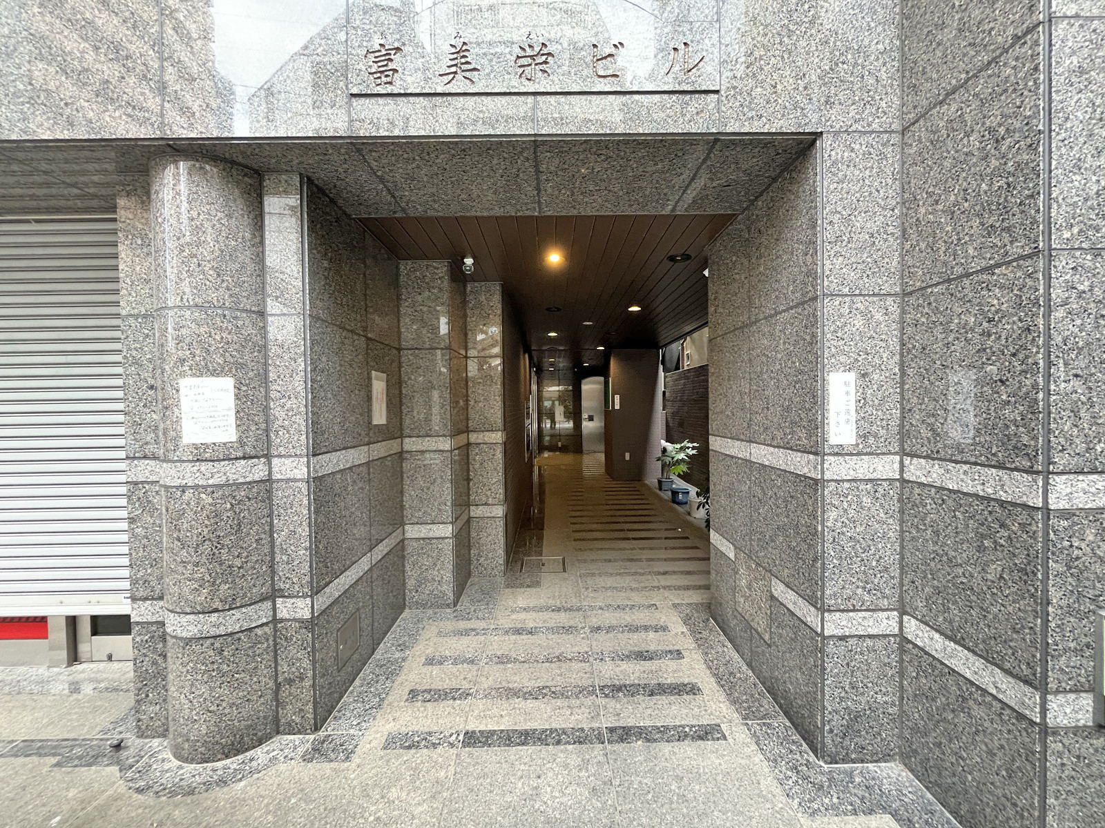 オフィスビル出入口