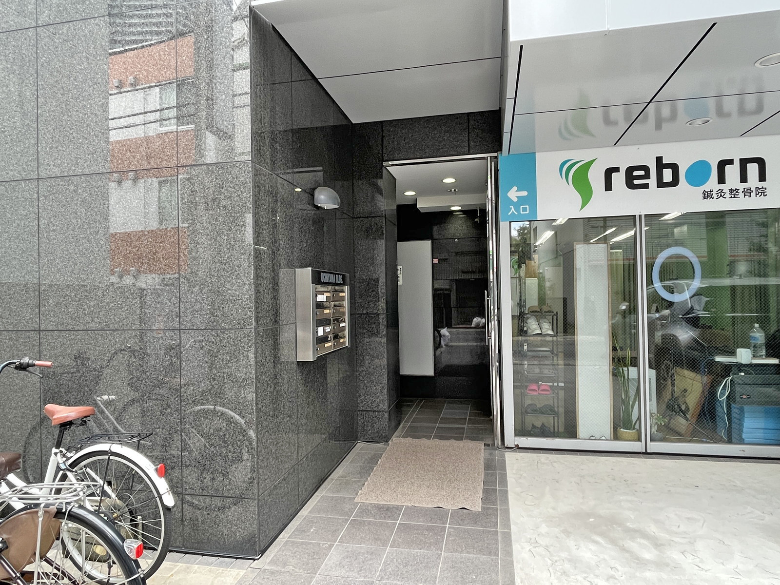 オフィスビル出入口