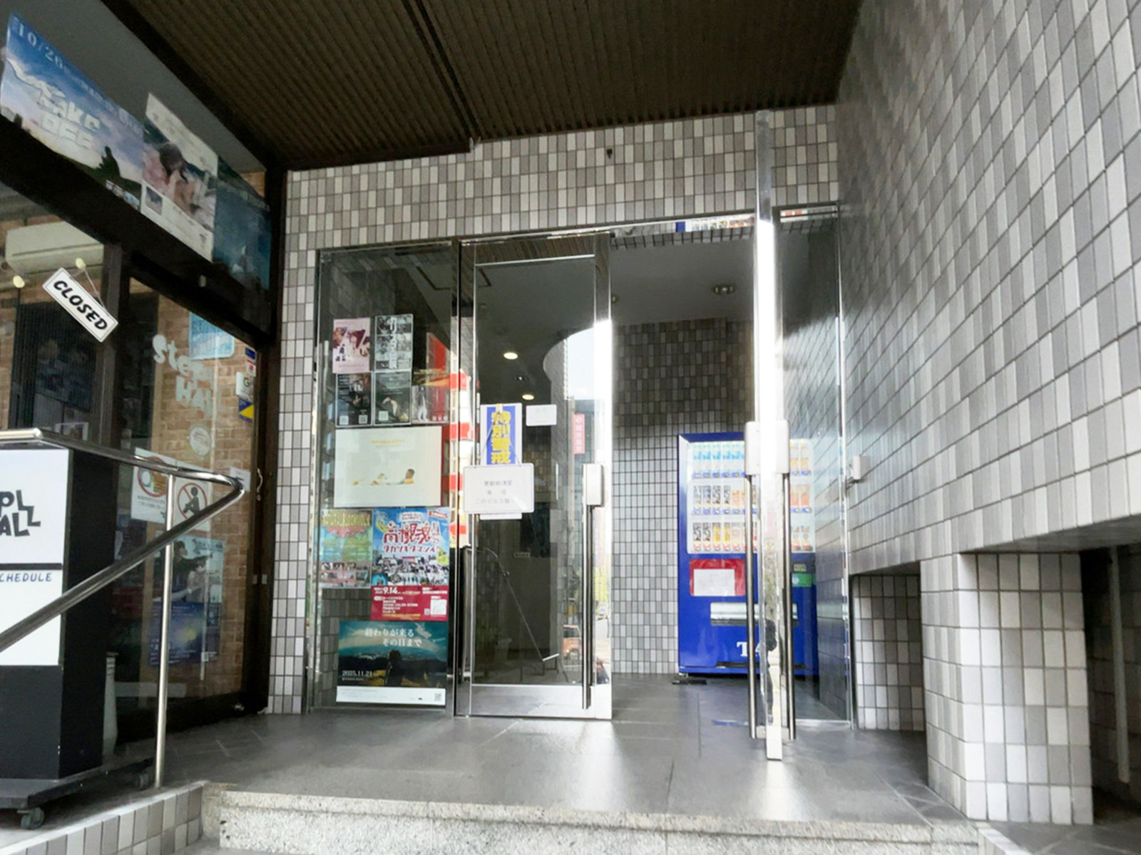 オフィスビル出入口