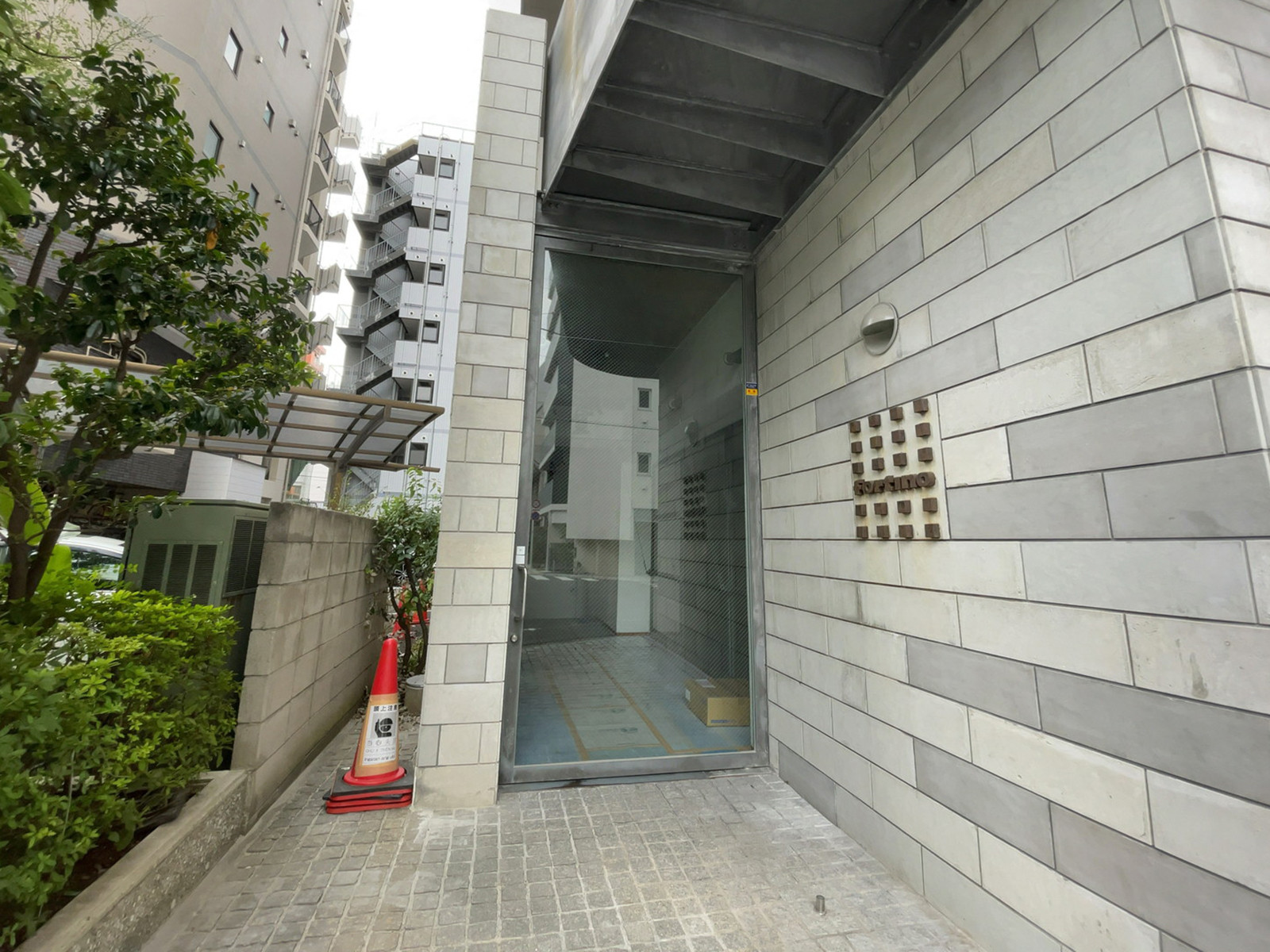 オフィスビル出入口