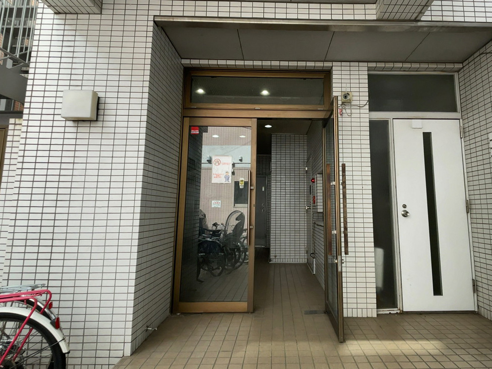 オフィスビル出入口