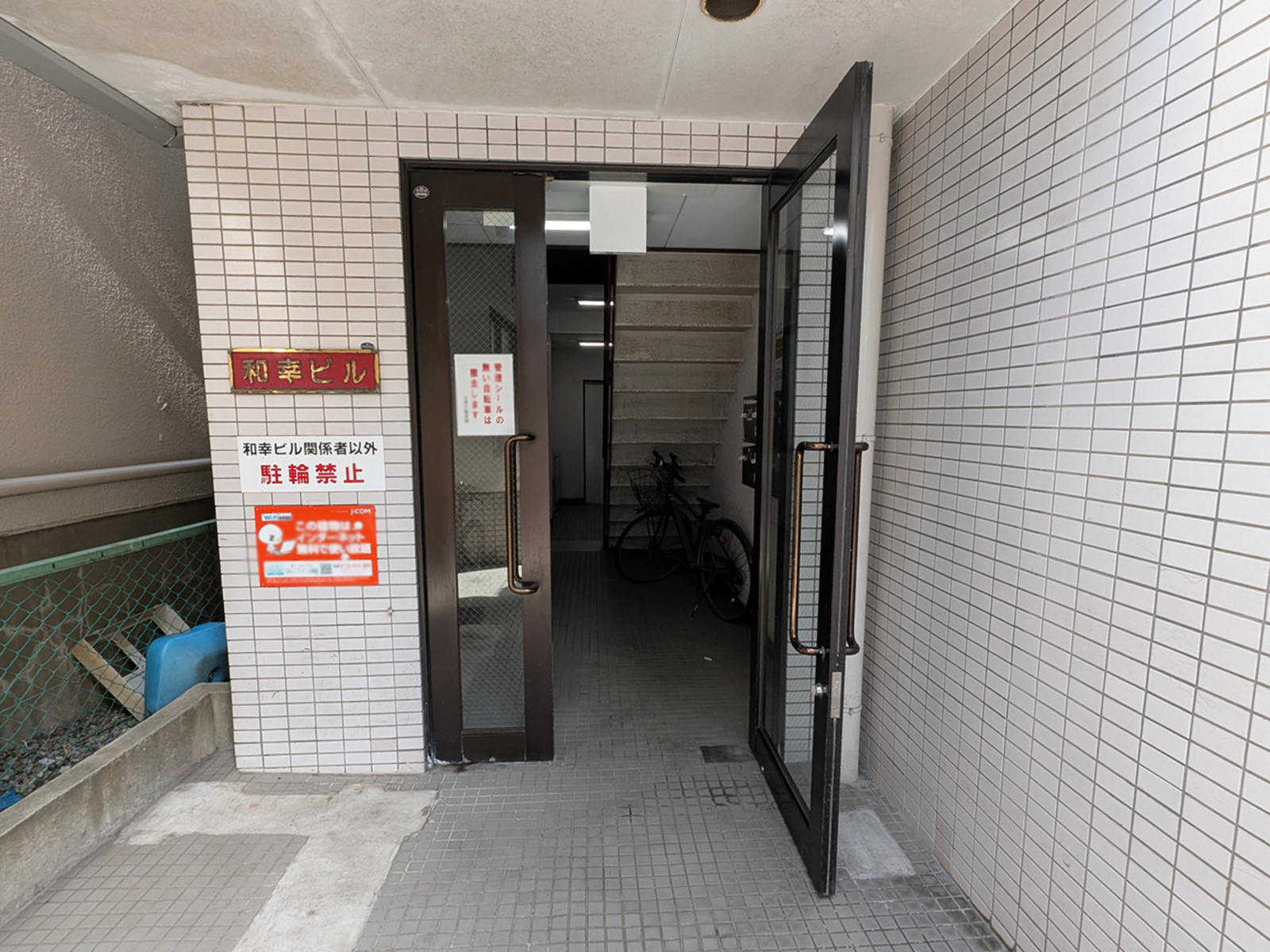 オフィスビル出入口