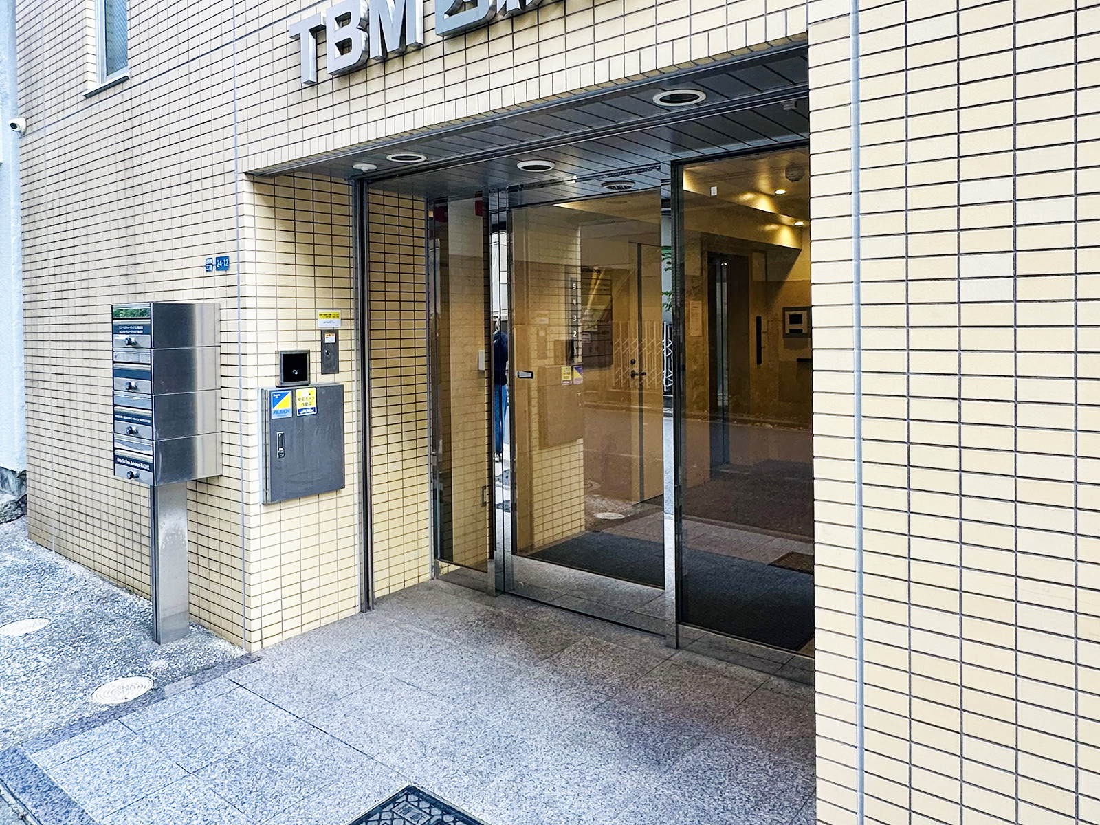 オフィスビル出入口