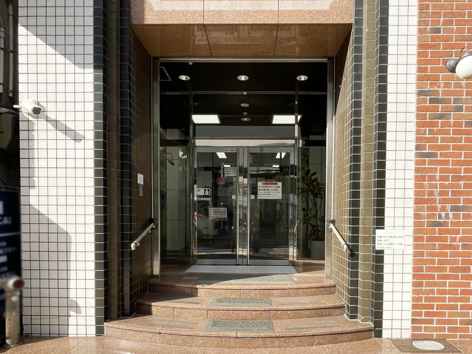 オフィスビル出入口