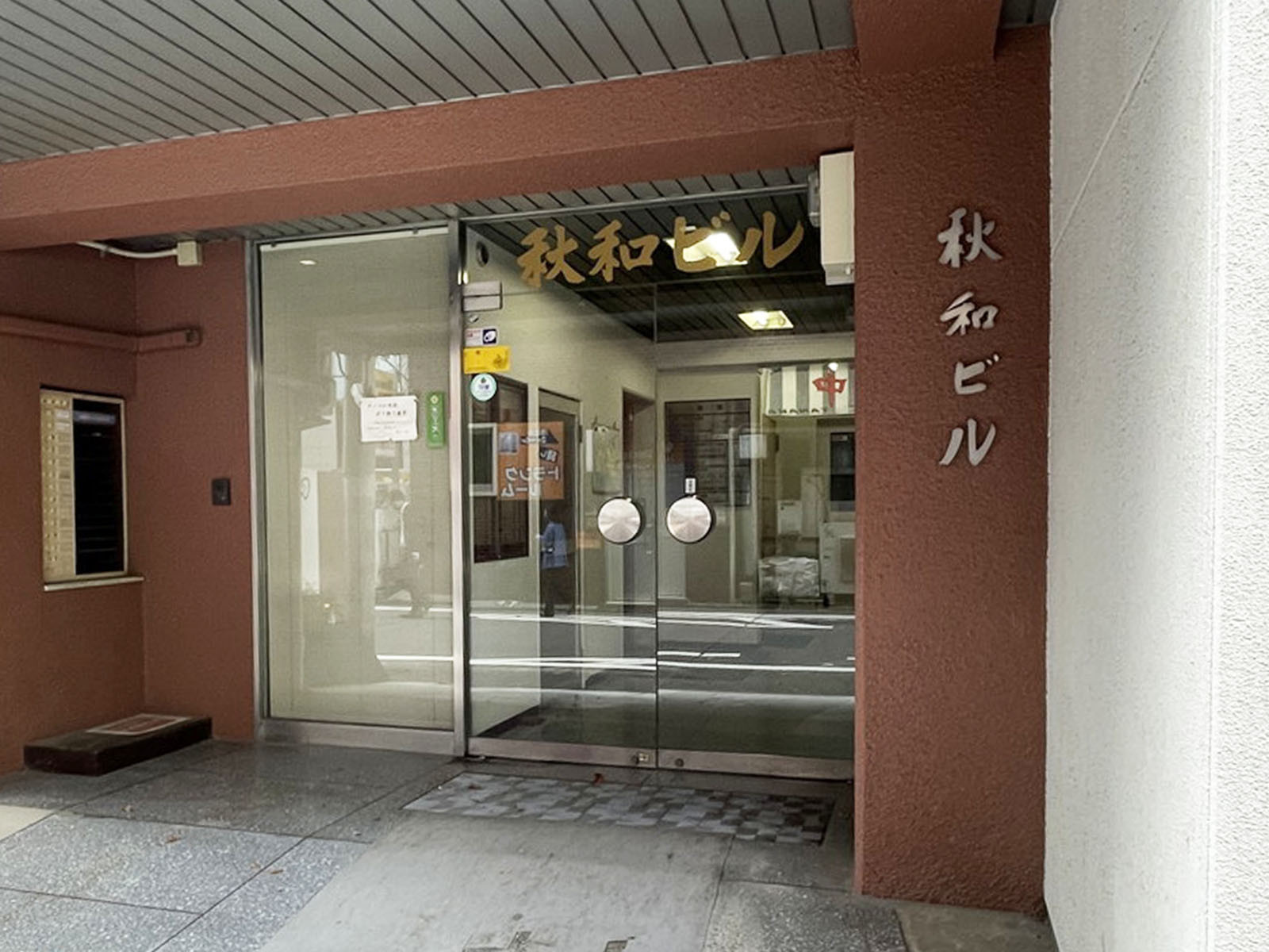 オフィスビル出入口