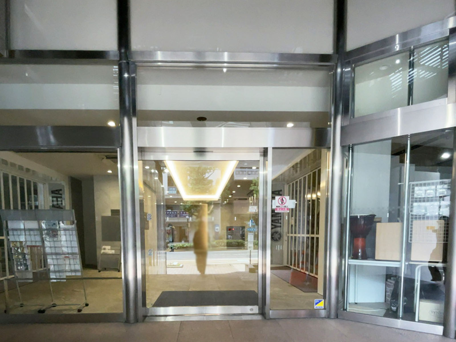 オフィスビル出入口
