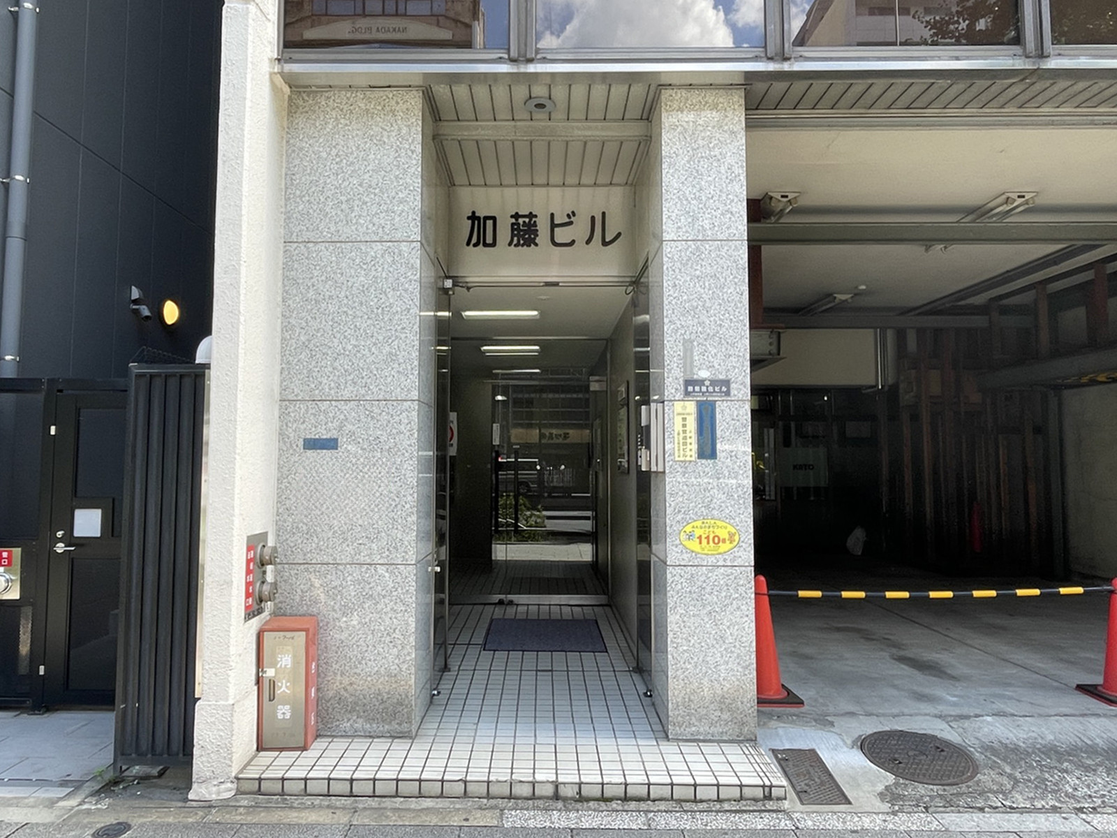 オフィスビル出入口