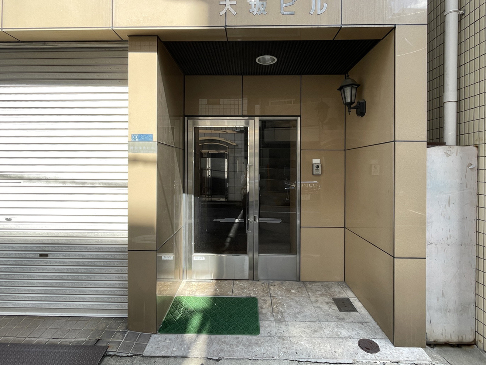 オフィスビル出入口