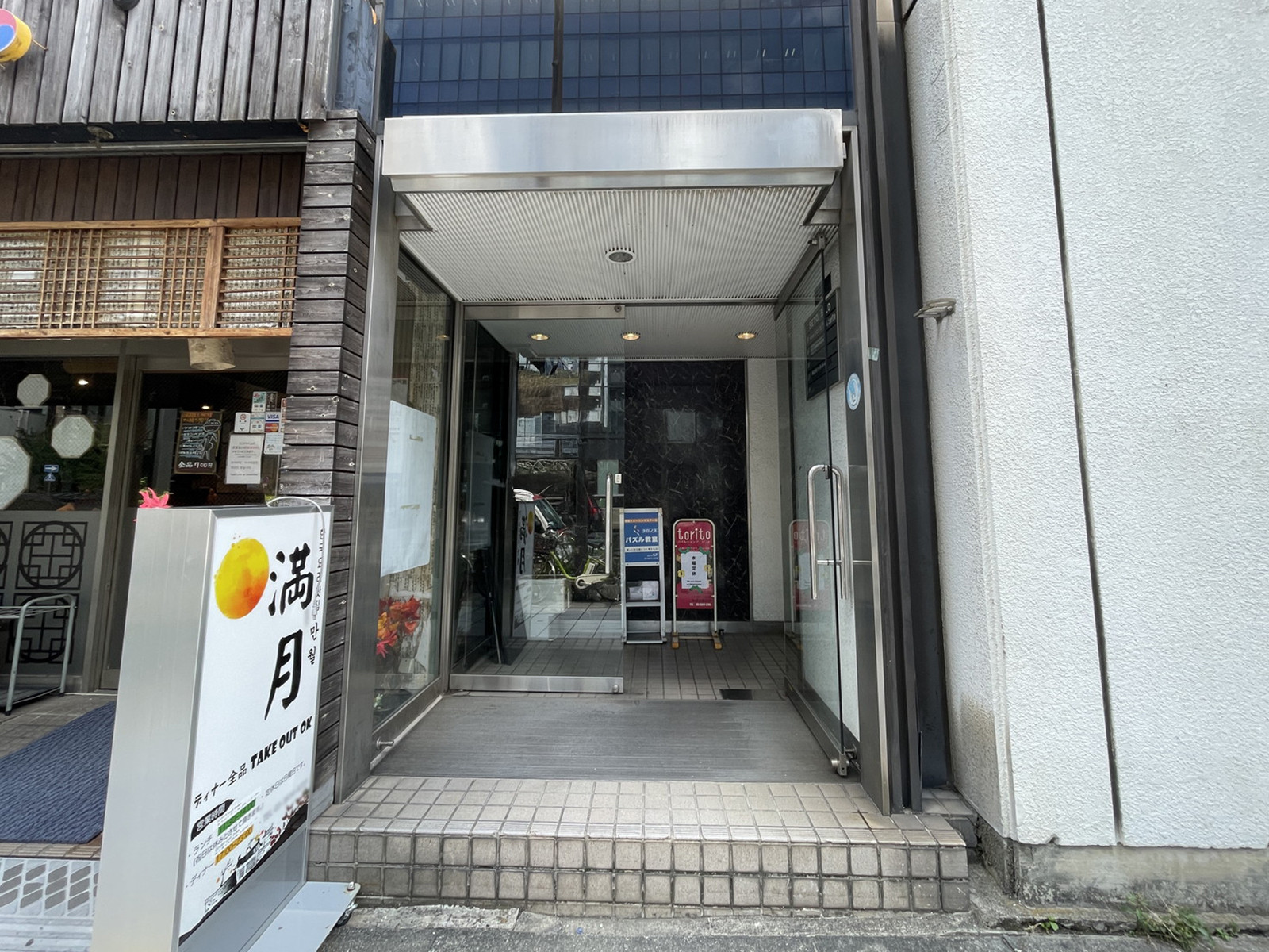 オフィスビル出入口