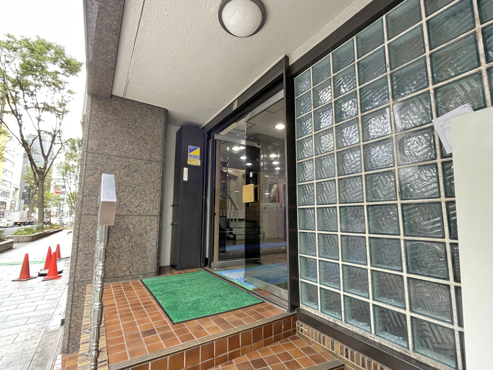 オフィスビル出入口