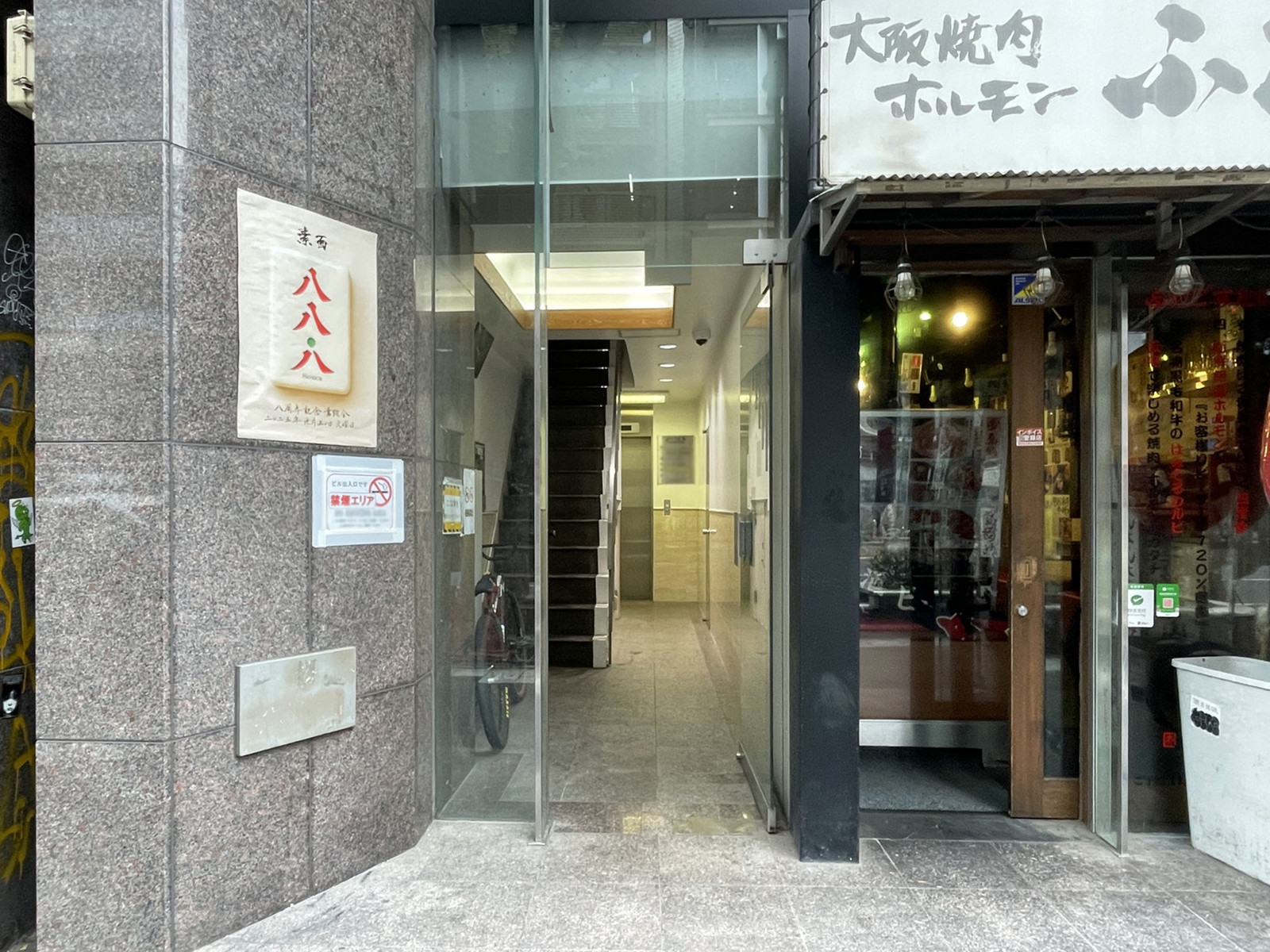オフィスビル出入口