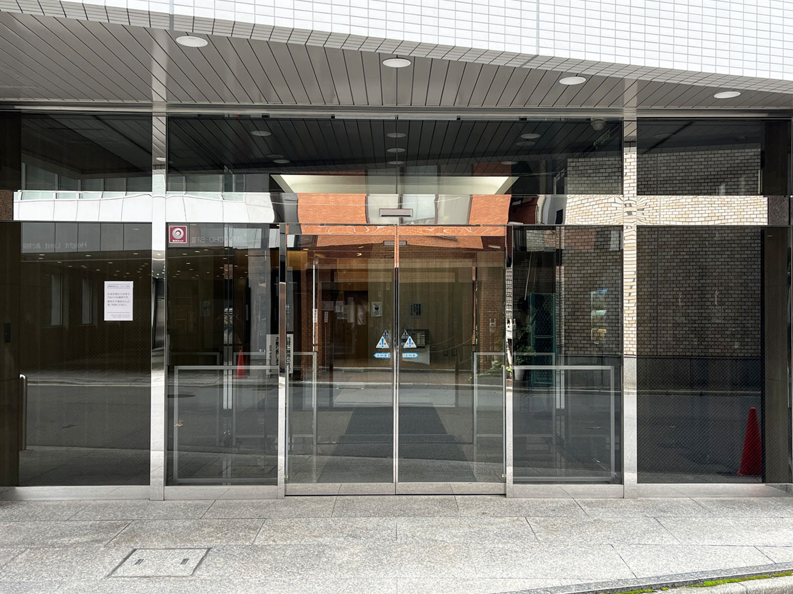 オフィスビル出入口