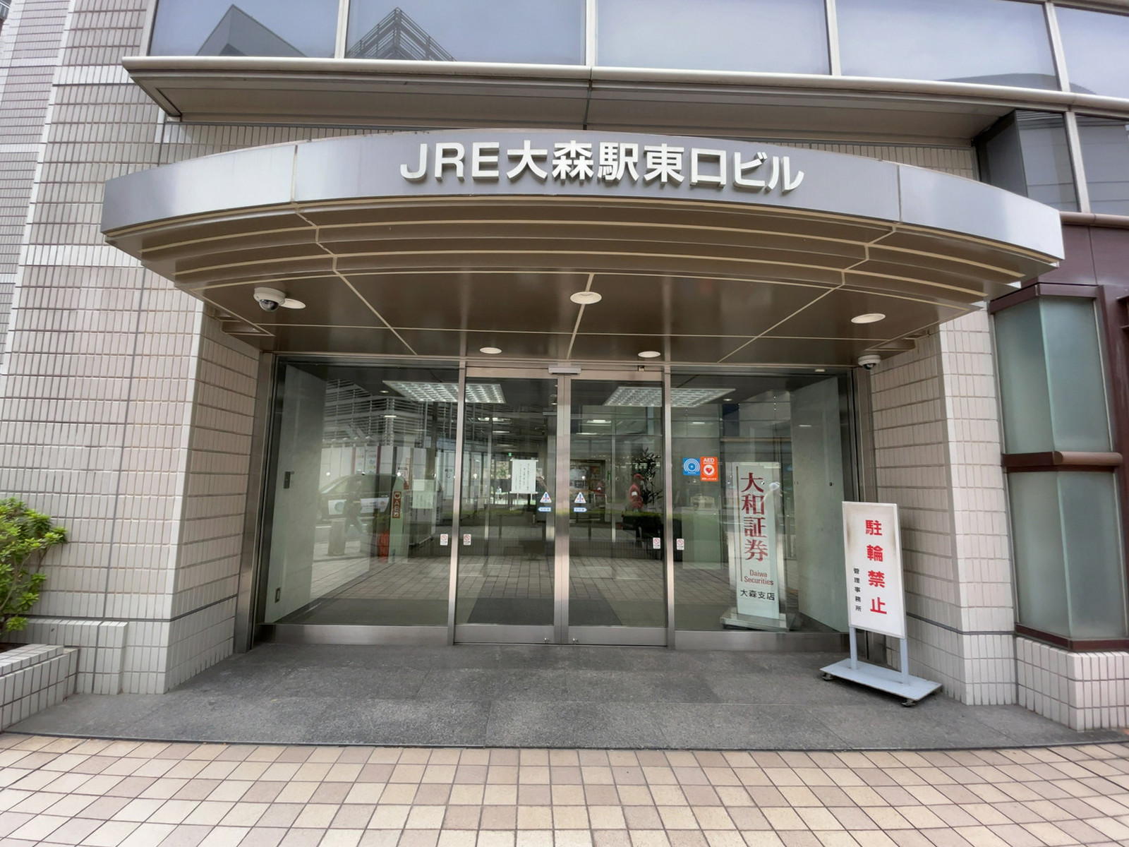 オフィスビル出入口