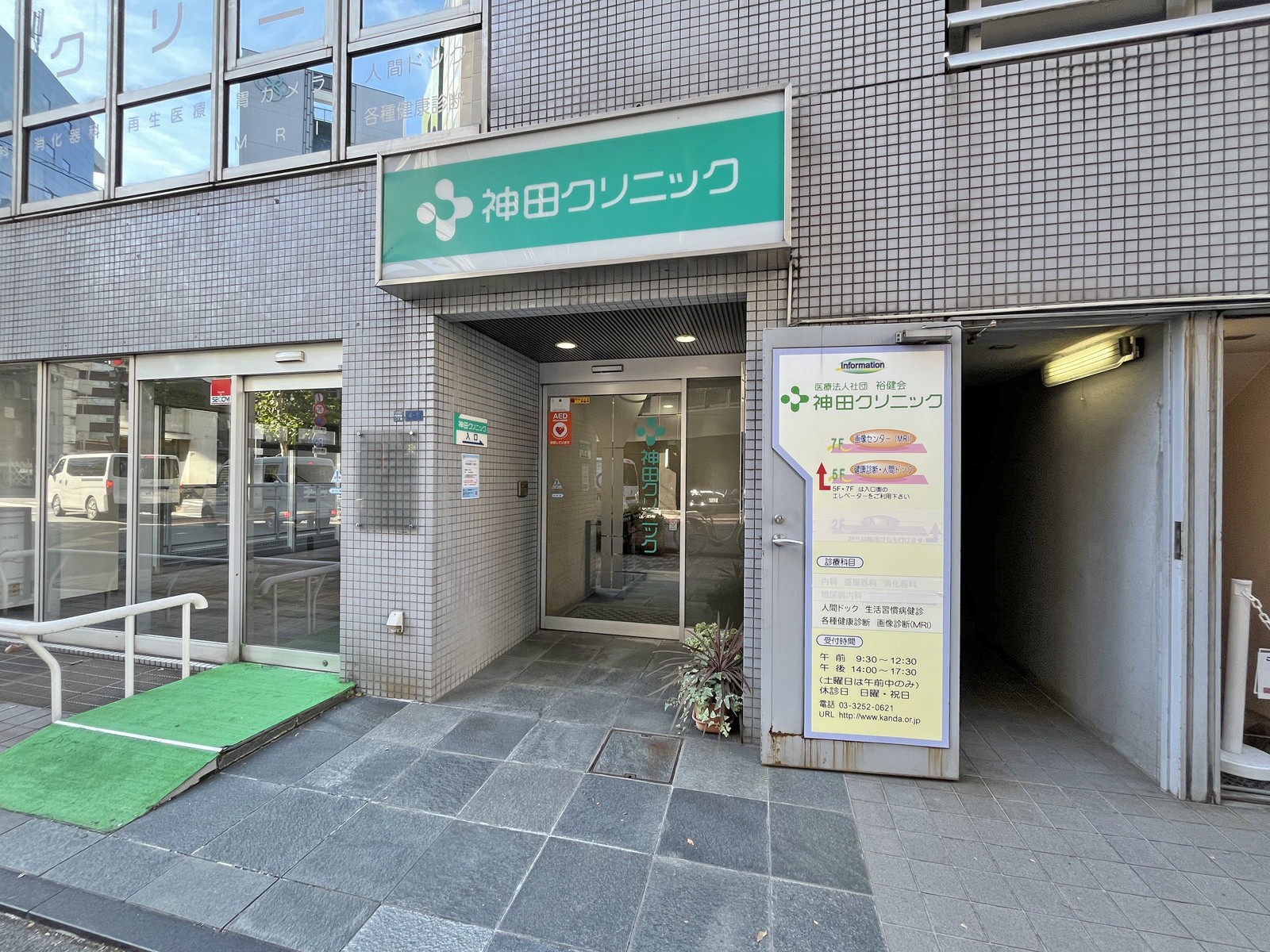 オフィスビル出入口