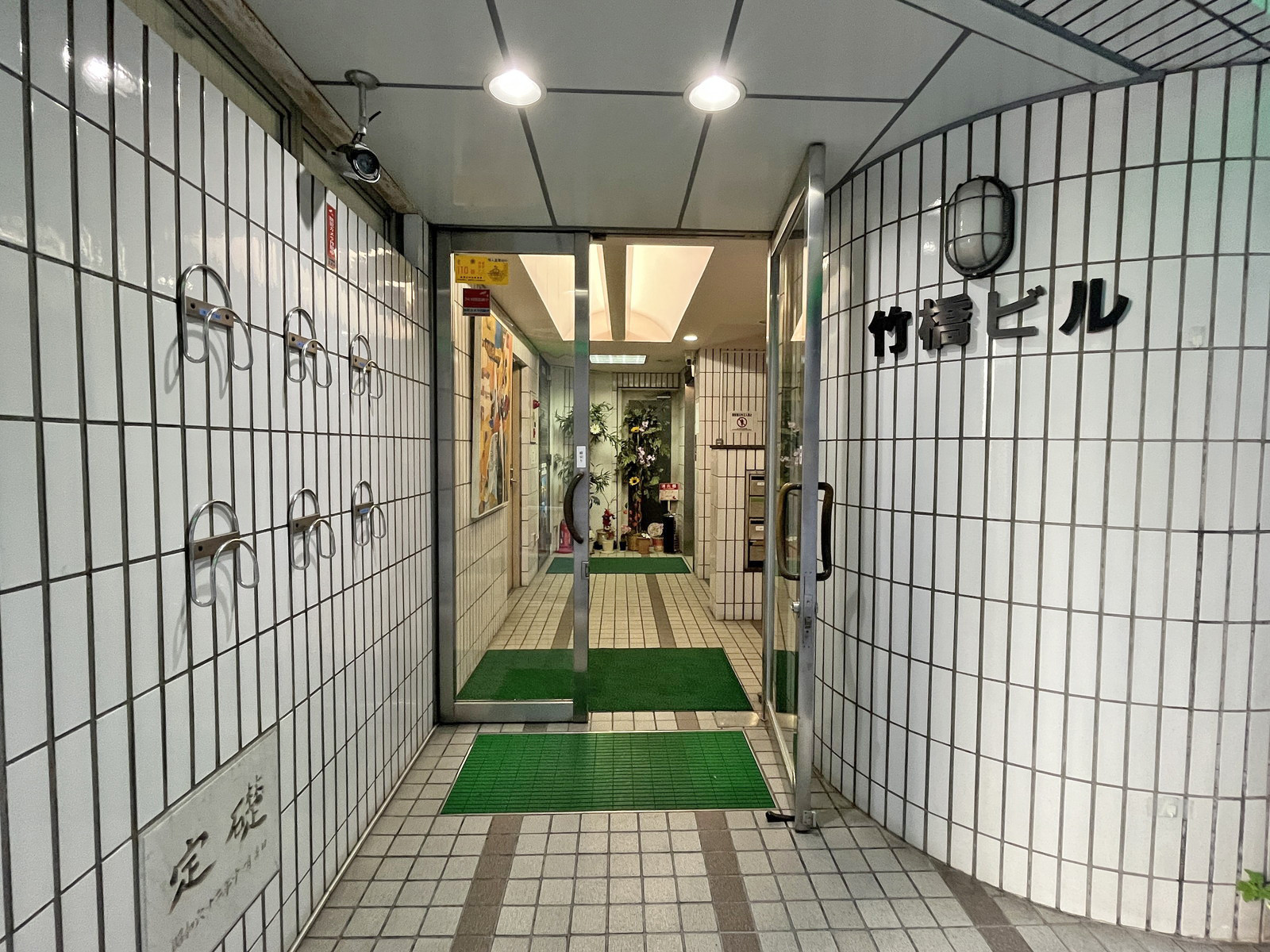オフィスビル出入口