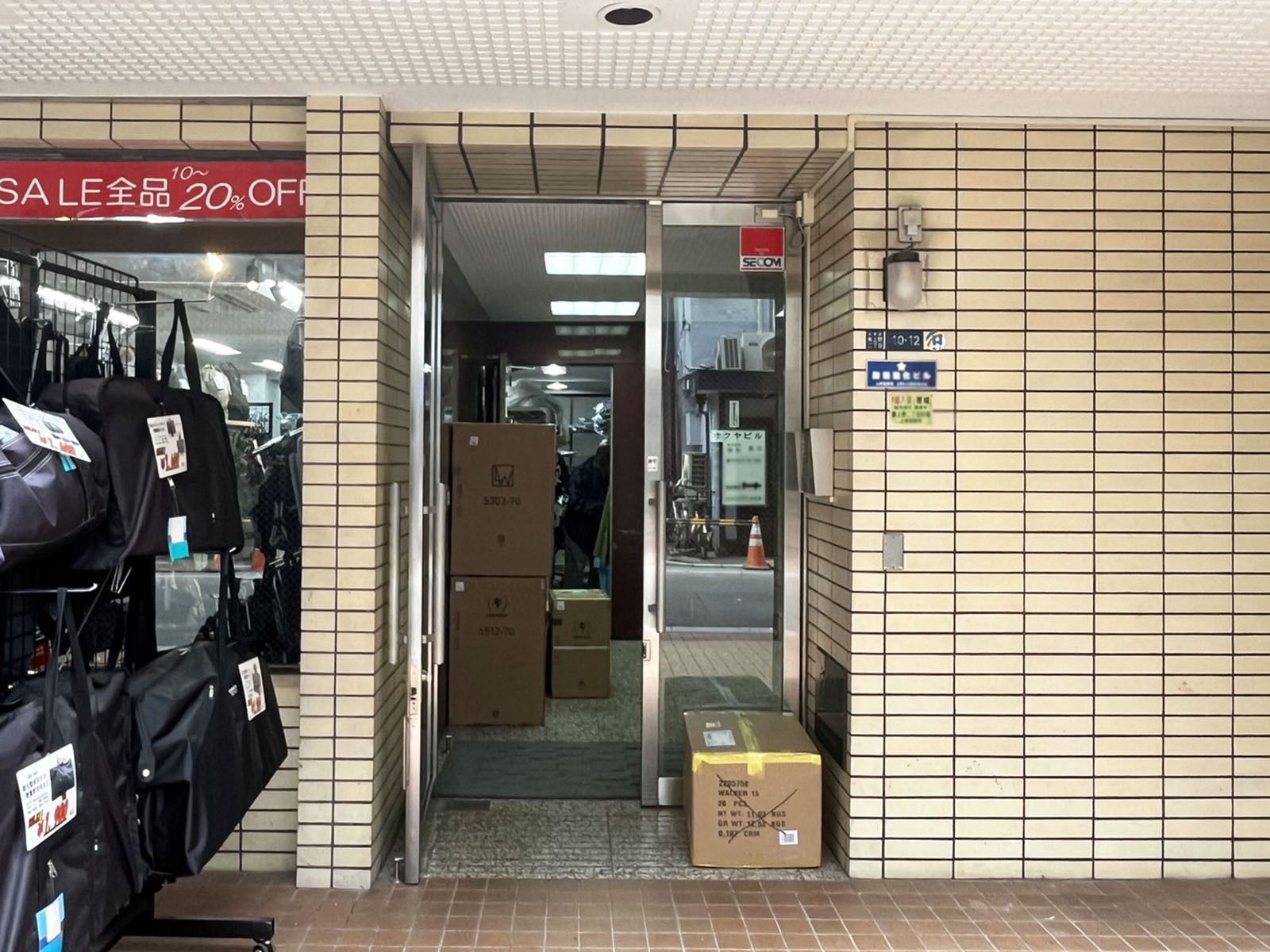 オフィスビル出入口