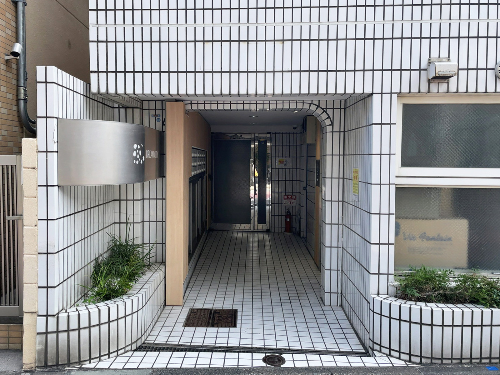 オフィスビル出入口