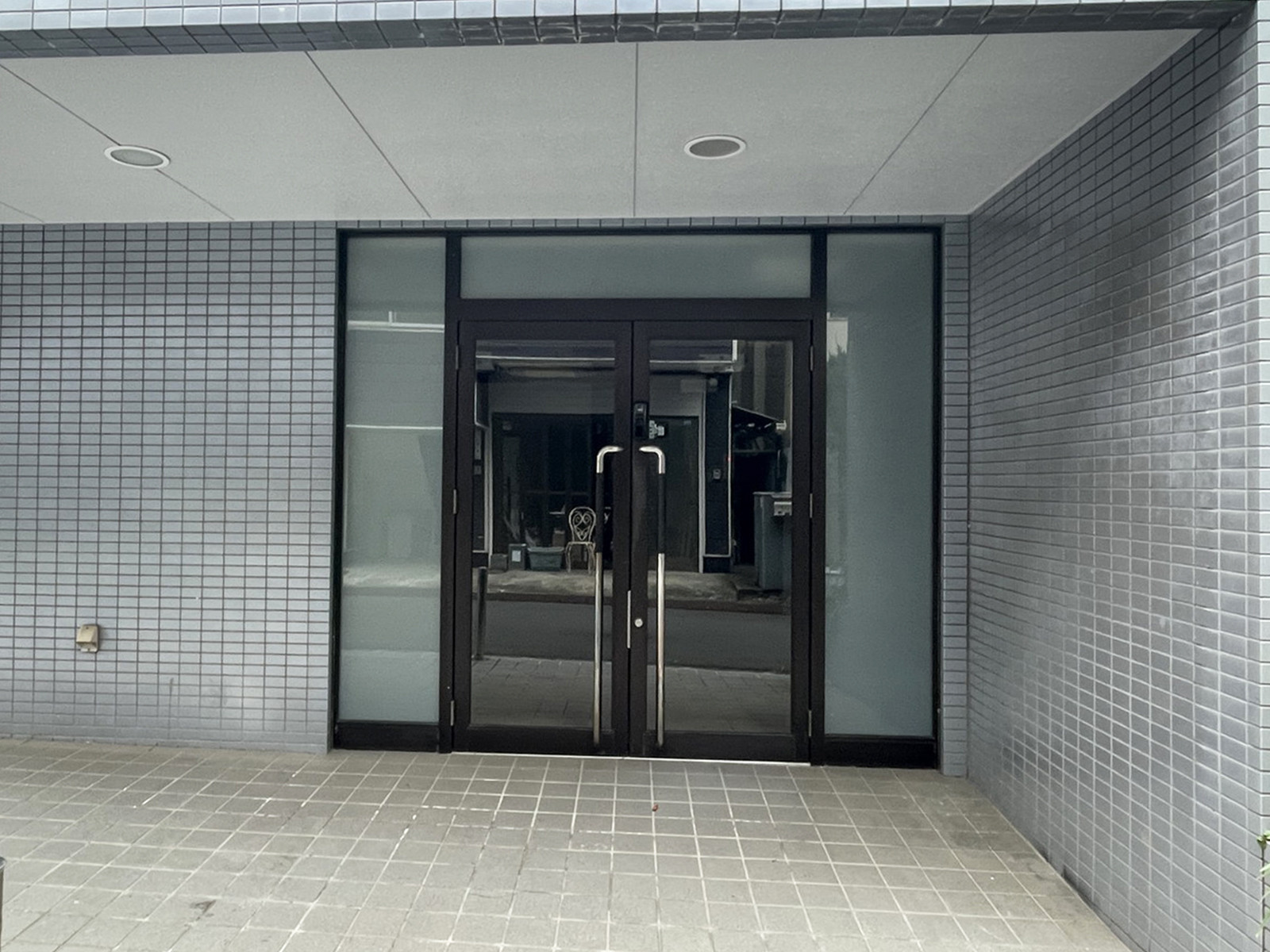 オフィスビル出入口