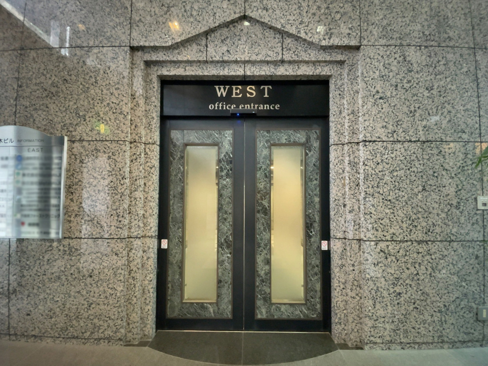 WEST棟出入り口