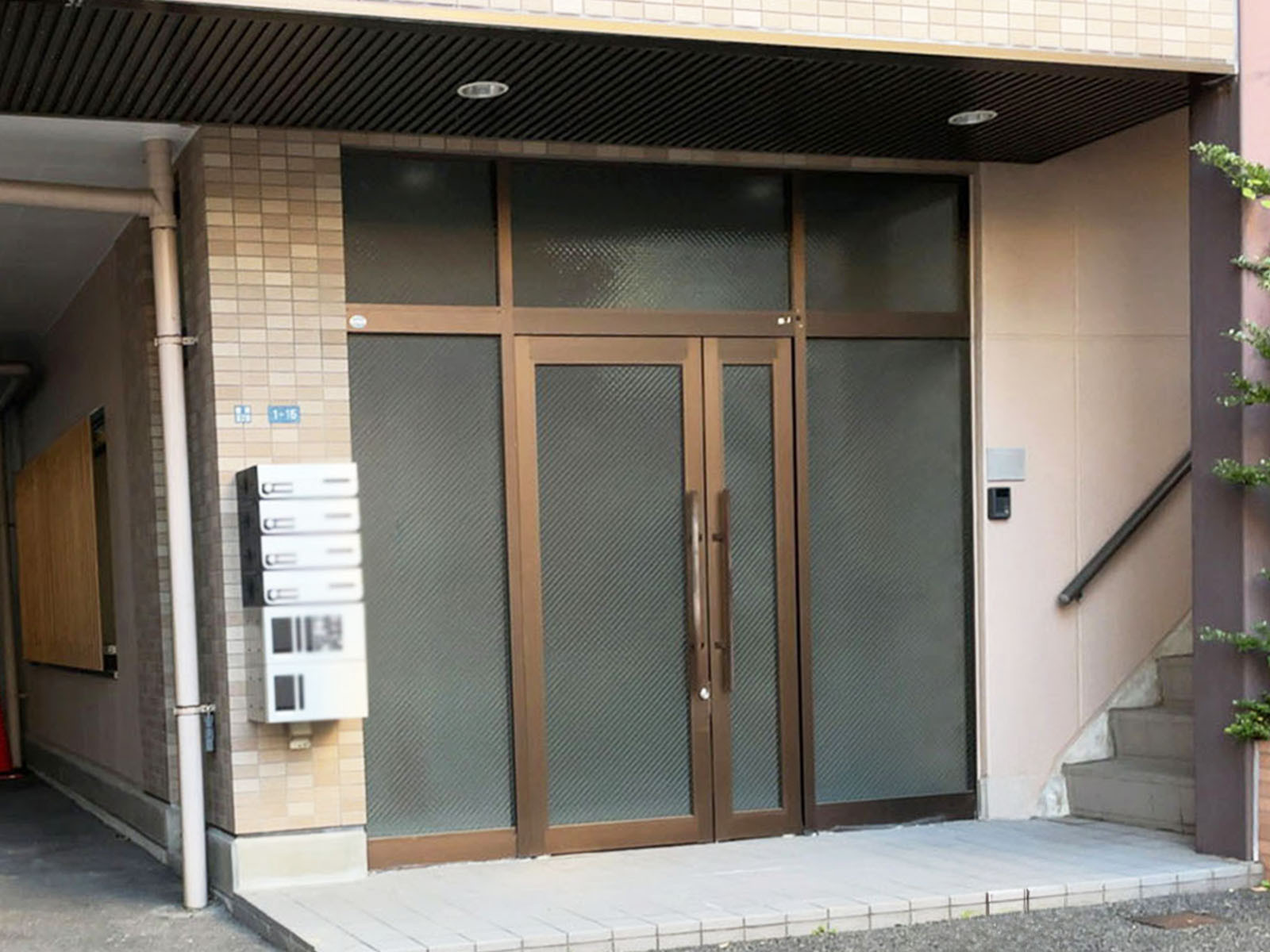 オフィスビル出入口