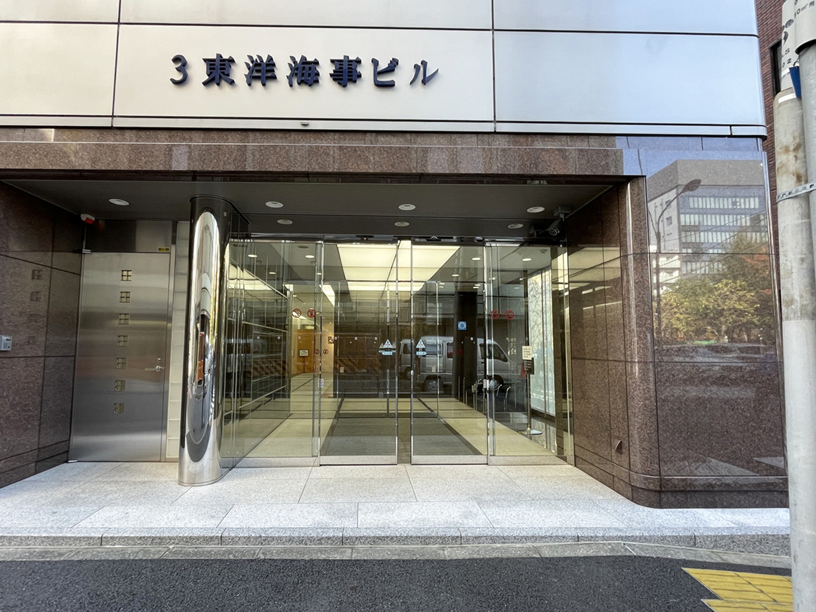オフィスビル出入口