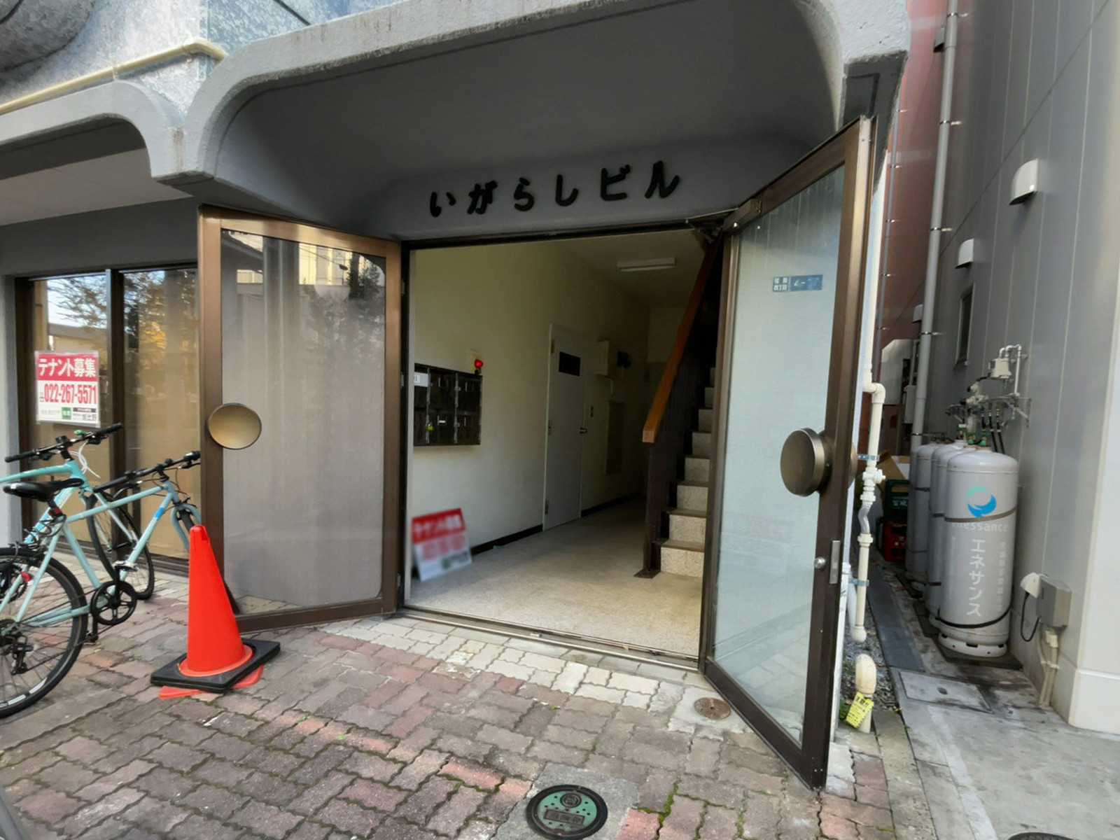 オフィスビル出入口