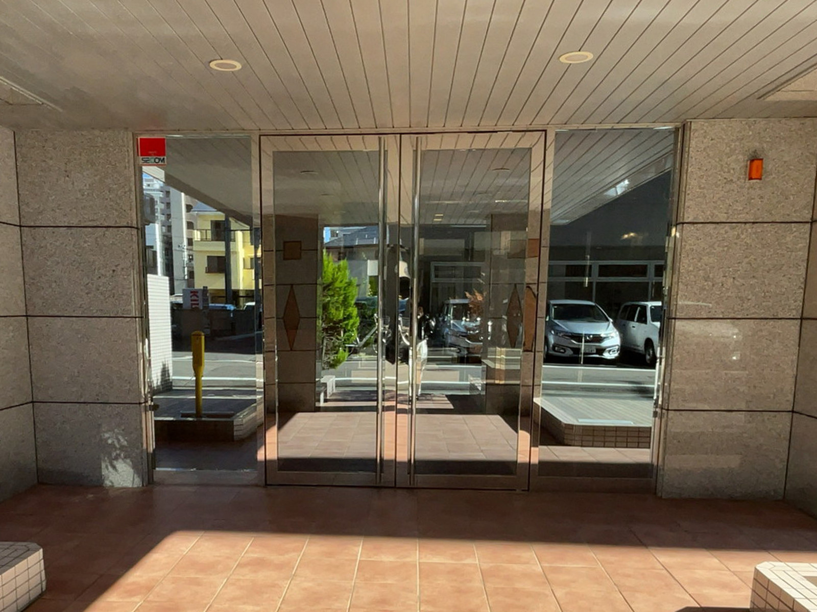 オフィスビル出入口