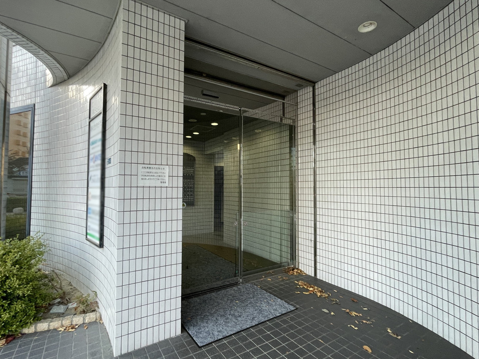 オフィスビル出入口