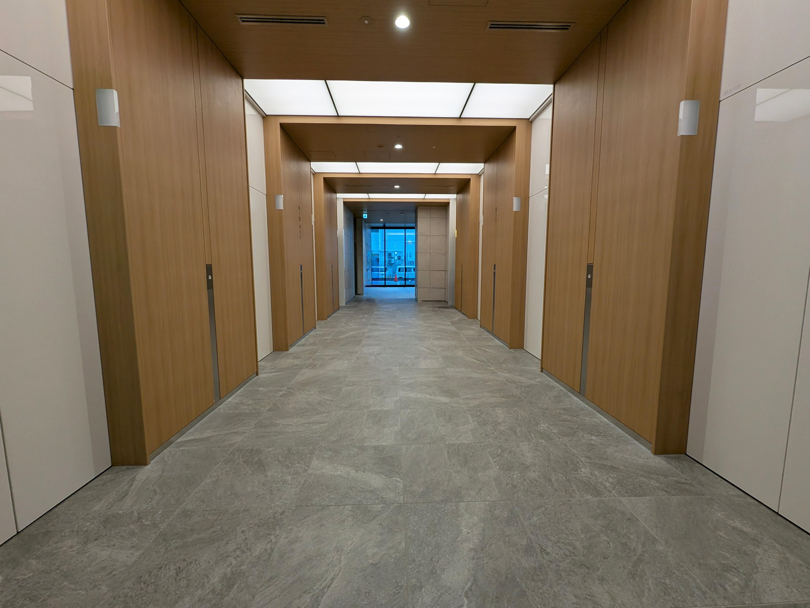 エレベーター(8基)