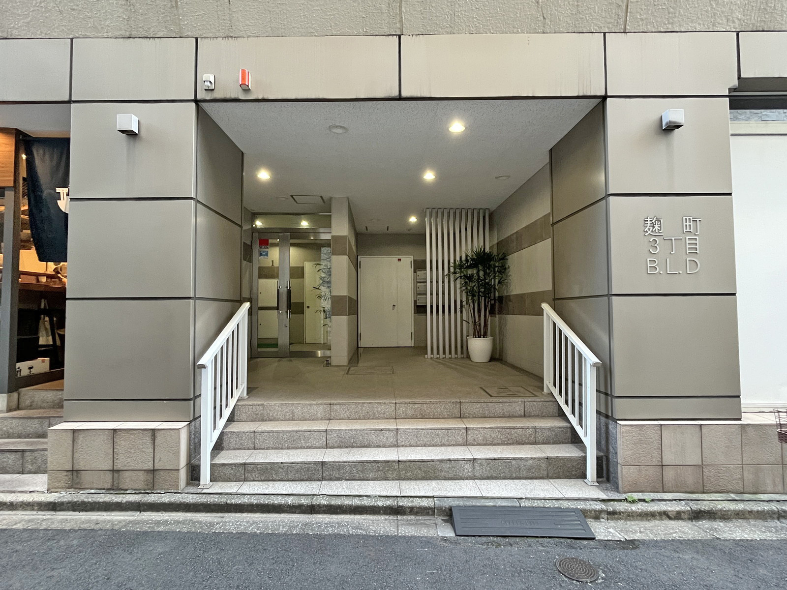 オフィスビル出入口